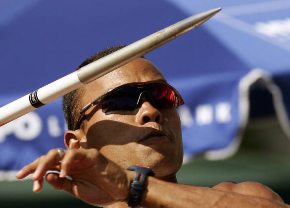 Athletics, Olympic decathlon champion pulls daughter's tooth out with a javelin