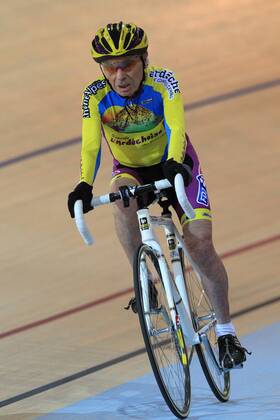Cycling, 102-year-old breaks his own track cycling world record
