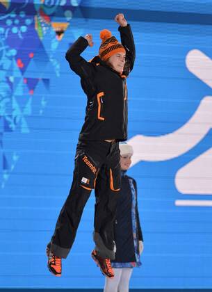 Sotschi 2014, Eisschnelllauf, Damen, 3000m, Siegerehrung mit Olympiasiegerin Ireen Wuest
