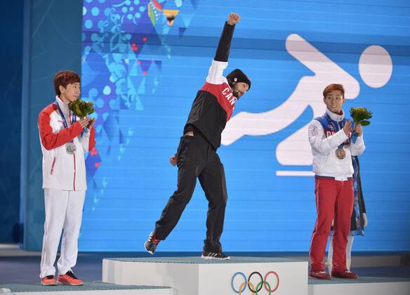 Sotschi 2014, Shorttrack, Herren, 1500m, Siegerehrung mit Olympiasieger Charles Hamelin