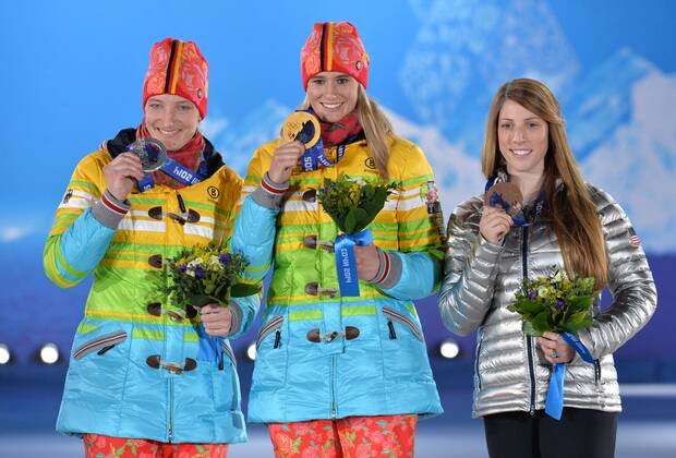 Sotschi 2014, Rodeln, Damen, Einzel, Siegerehrung mit Olympiasiegerin Geisenberger und Huefner