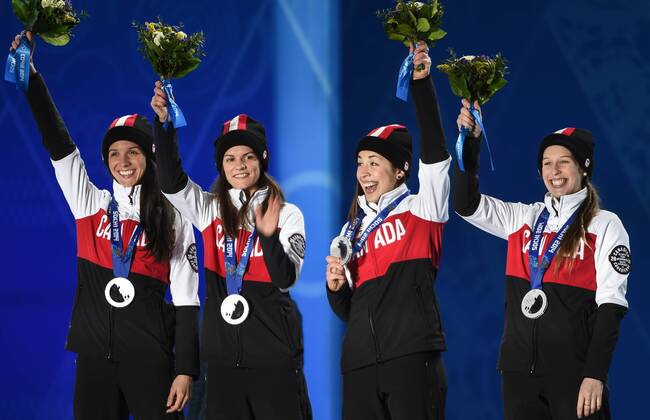 Sotschi 2014, Shorttrack, Damen, 3000m Staffel, Siegerehrung mit Olympiasieger Suedkorea