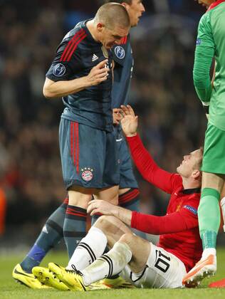 Fussball, Champions League, Schweinsteiger fliegt mit Gelb-Rot vom Platz