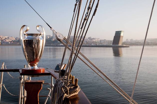 Fussball, Champions League, Pokale werden an den Finalort Lissabon uebergeben