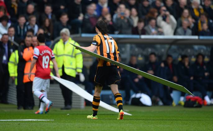 Fussball, England, Wind weht bei Hull City Werbebanden auf den Platz