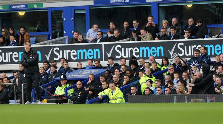 Fussball, England, Als Sensenmann verkleideter Fan provoziert ManU-Trainer Moyes