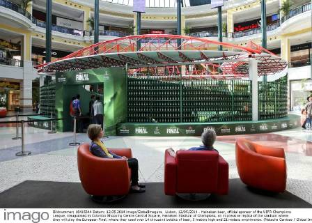 Fussball, Champions League, Heineken baut Finalstadion aus Bierflaschen