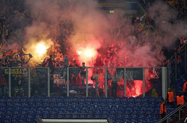 Fussball, Champions League, Fans von NK Maribor brennen Pyrotechnik ab