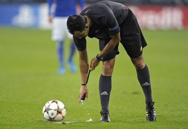 Fussball, Champions League, FC Schalke 04 - NK Maribor, Freistoss-Spray: Schiri droht Strafe