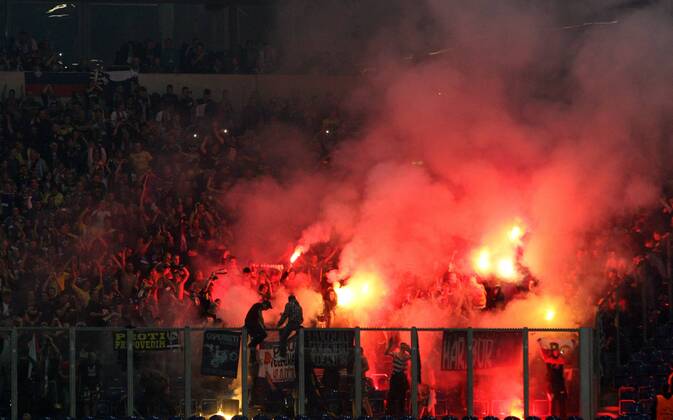 Fussball, Champions League, Pyrotechnik im Block von NK Maribor