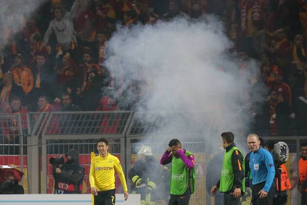 Fussball, Champions League, Spielunterbrechung bei Borussia Dortmund - Galatasaray Istanbul