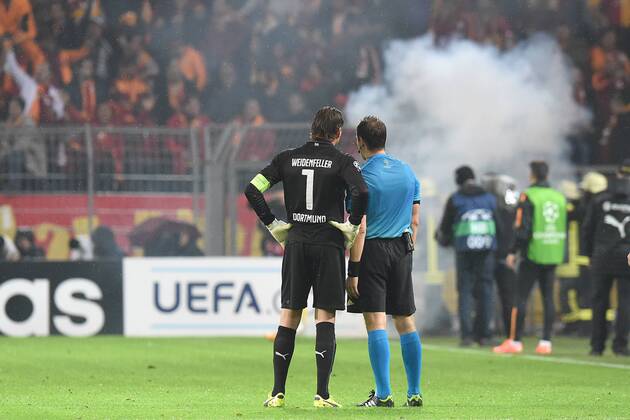 Fussball, Champions League, Spielunterbrechung bei Borussia Dortmund - Galatasaray Istanbul 2