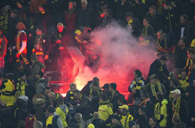 Fussball, Champions League, Spielunterbrechung bei Borussia Dortmund - Galatasaray Istanbul 3