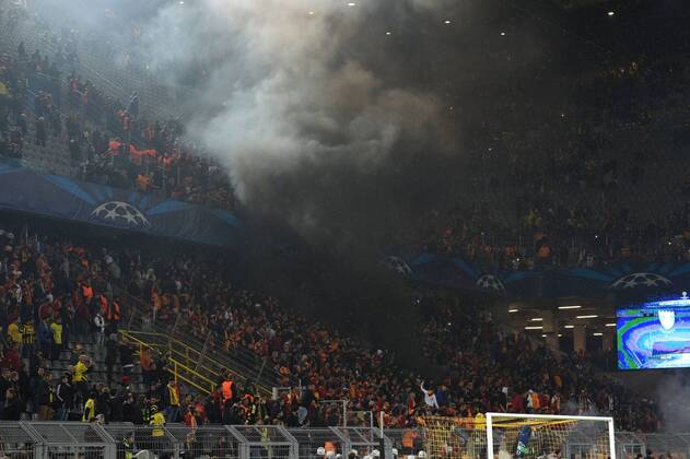 Fussball, Champions League, Spielunterbrechung bei Borussia Dortmund - Galatasaray Istanbul 6