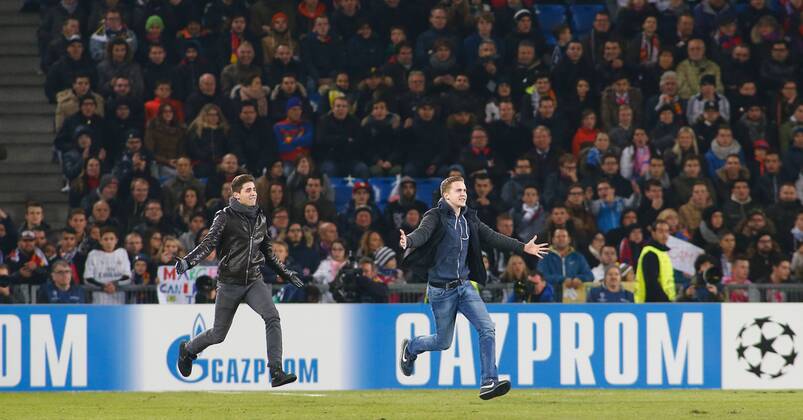 Fußball, Champions League, FC Basel - Real Madrid, Flitzer rennen zu Ronaldo