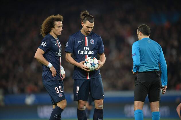 Fußball, Champions League, Paris St. Germain - FC Chelsea, Luiz schummelt bei Freistoß