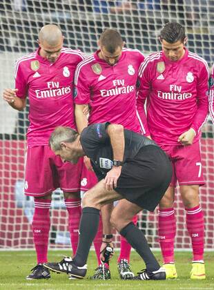 Fußball, Champions League, FC Schalke 04 - Real Madrid, Schiedsrichter besprüht Benzema mit Freistoßspray