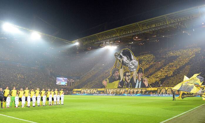Fußball, Champions League, Dortmunder Fans erinnern mit Choreographie an das Finalspiel 1997