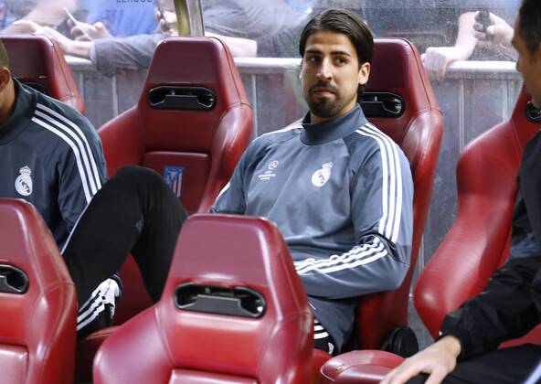 Fußball, Champions League, Atletico Madrid - Real Madrid, Sami Khedira verfolgt Spiel von der Ersatzbank