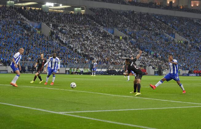 Fußball, Champions League, FC Porto - Bayern München, Thiago verkürzt