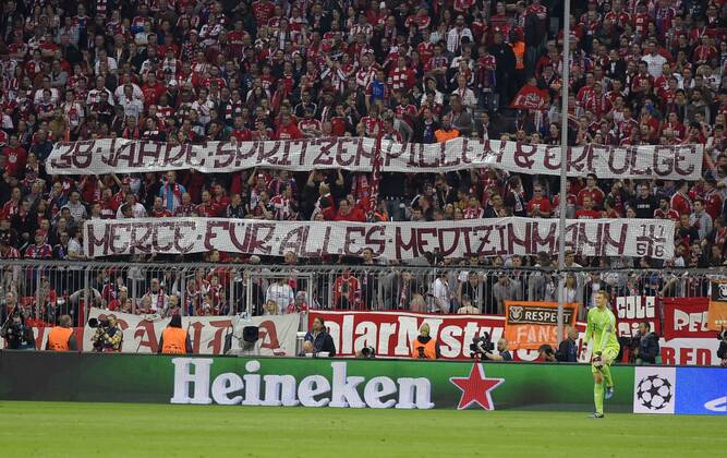 Fußball, Champions League, Bayern München Fans danken Dr. Müller-Wohlfahrt