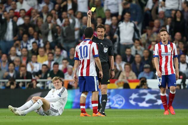 Fußball, Champions League, Felix Brych zeigt Atleticos Arda Turan die gelb-rote Karte
