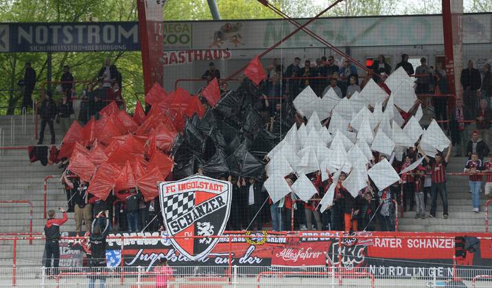 Football, 2. BL, FC Ingolstadt fans displayed an Israel flag before the second division match at Union Berlin - but had to take it down again on the instruction of the police