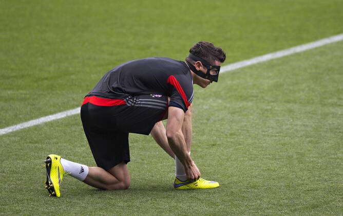 Fußball, Champions League, FC Bayern München, Robert Lewandowski trainiert mit Gesichtsmaske