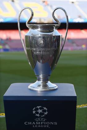 Fußball, Champions League, Halbfinale, Road to Berlin - Der Pokal wird in Position gebracht