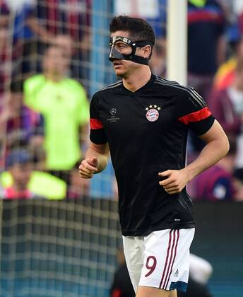Fußball, Champions League, Halbfinale, Robert Lewandowski macht sich mit Gesichtsmaske warm