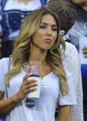 Fußball, Champions League, Mario Götzes Freundin Ann-Kathrin Brömmel auf der Tribüne
