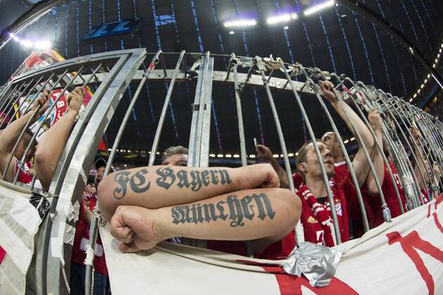 Fußball, Champions League, Bayern München Fan mit Unterarm-Tätowierung