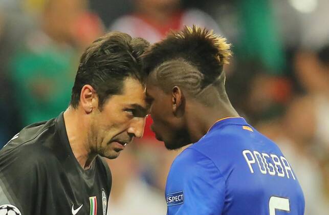 Fußball, Champions League, Gianluigi Buffon und Paul Pogba von Juventus Turin stecken die Köpfe zusammen