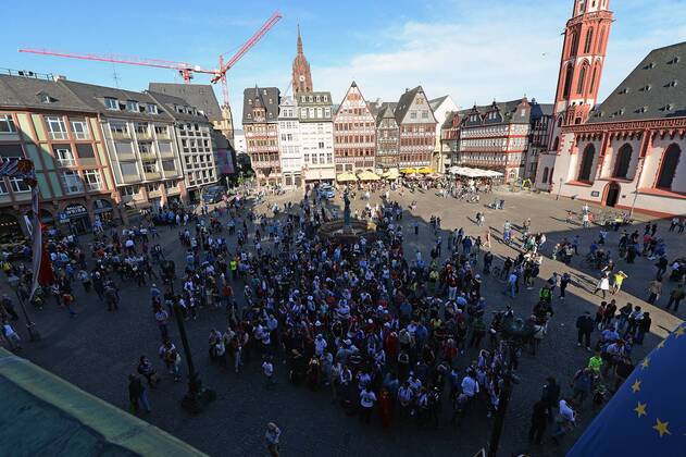 Fußball, Damen, Champions League Sieger 1. FFC Frankfurt - Fans warten vor Rathaus