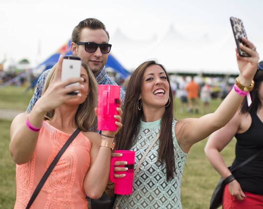 Horse racing in Baltimore: alcohol, cigars and hat fashion