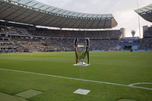 Fußball, Champions League Finale, Pokal im Berliner Olympiastadion ausgestellt