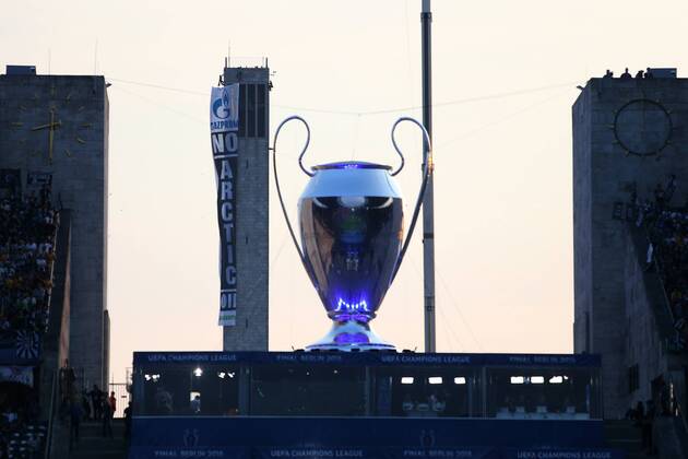 Fußball, Champions League Finale, Greenpeace Protest-Banner am Glockenturm