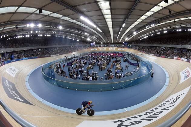 Cycling, Bradley Wiggins sets new hour world record