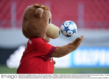 Fußball, Champions League, FC Bayern München Maskottchen Berni spielt mit Ball