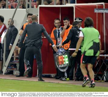Fußball, Champions League, Pep Guardiola drängt vierten Offiziellen bei Einwechslung von Götze zur Eile