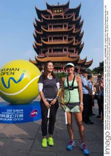 Tennis, WTA-Turnier in Wuhan, Martina Hingis und Li Na während eines Pressetermins