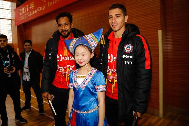 Football, Chile's national team visits school in China