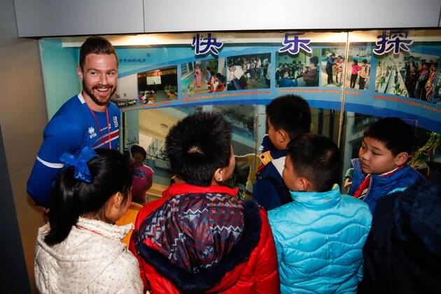 Football, Iceland national team visits school in China