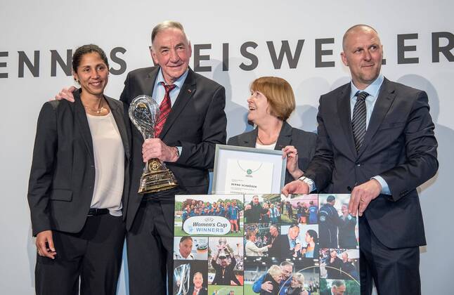 Fußball, DFB Trainergala, Bernd Schröder erhält Ehrenpreis für sein Lebenswerk