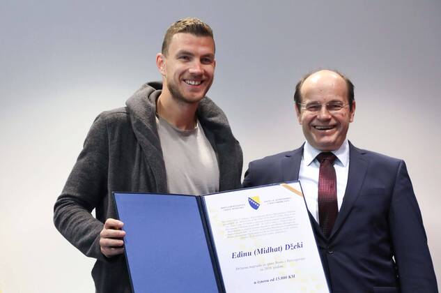 Fußball, Edin Dzeko wird für seine Dienste um den Sport in Bosnien Herzegowina ausgezeichnet