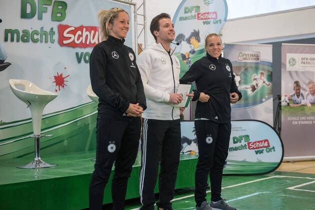 Football, Women, DFB national players visit school in Erfurt