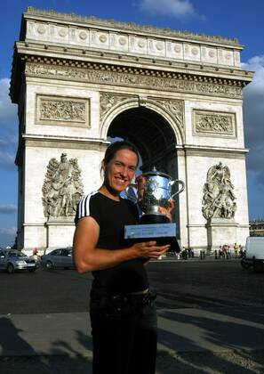 Tennis, Fotoshooting der French Open Siegerin Justine Henin am Arc de Triomphe