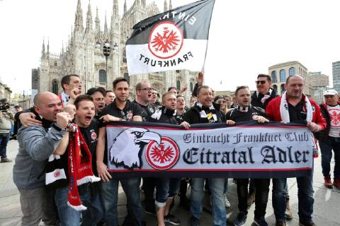 Football, EL, Inter Milan - Eintracht Frankfurt, Frankfurt fans in Milan city centre