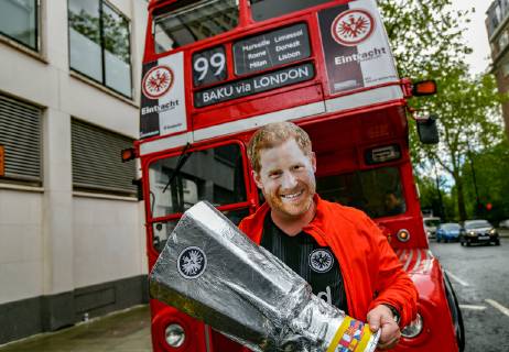 Football, EL, Eintracht Frankfurt fans take a ride in a double-decker bus in London
