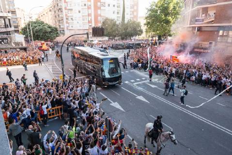 Football, EL, FC Valencia fans receive team bus in front of stadium